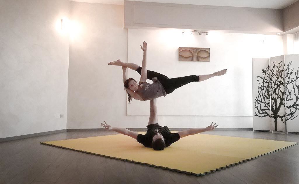 lezioni di acroyoga