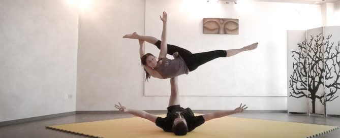 lezioni di acroyoga